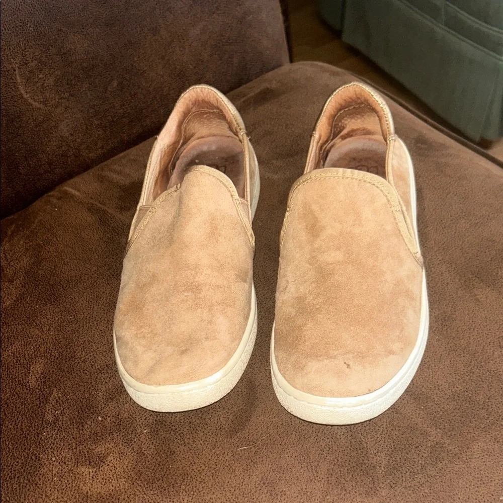 UGG elegant tan